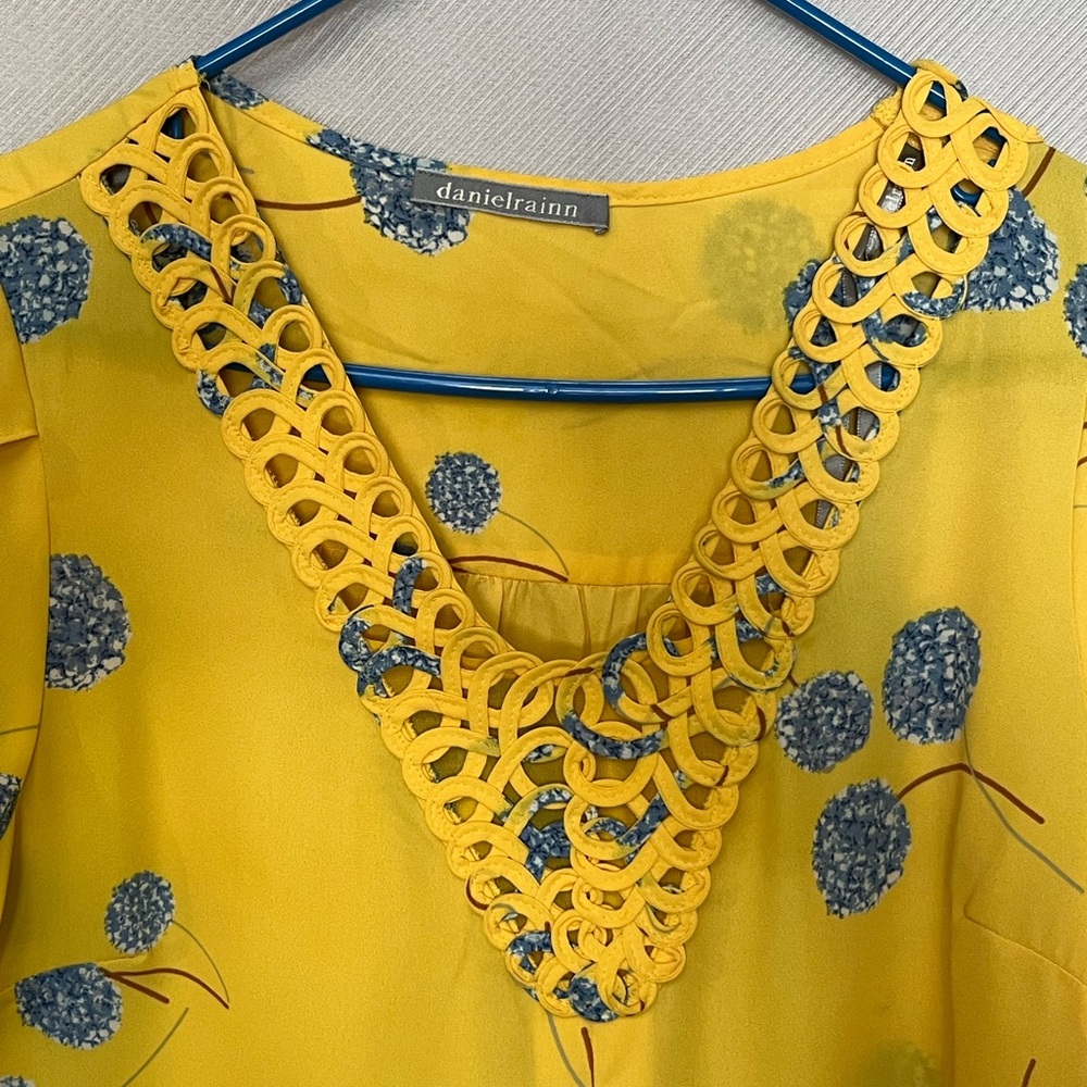 Daniel Rainn Yellow Floral Women's Short sleeve Summer lightweight Top - Picture 2 of 4